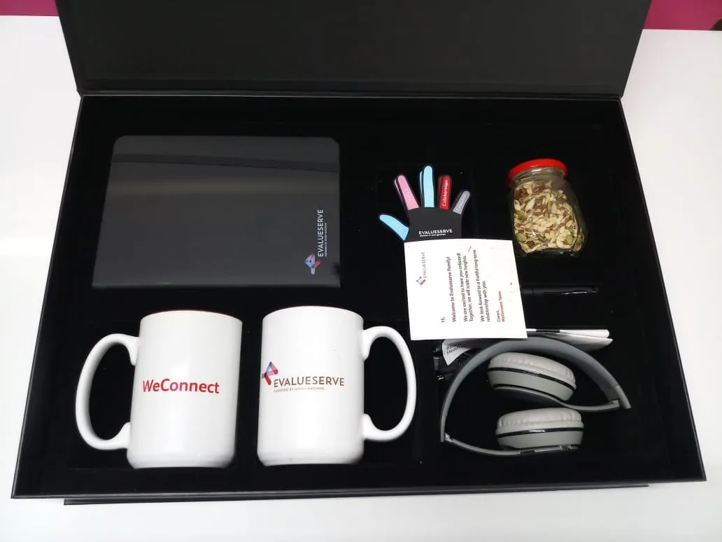 Welcome kit: mugs, headphones, stationery